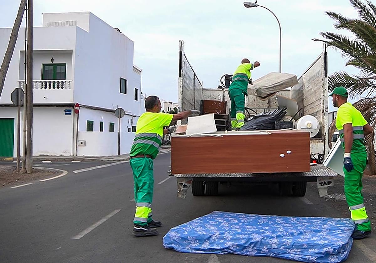 Refuerzo en la recogida de muebles y enseres en Arrecife Canarias7